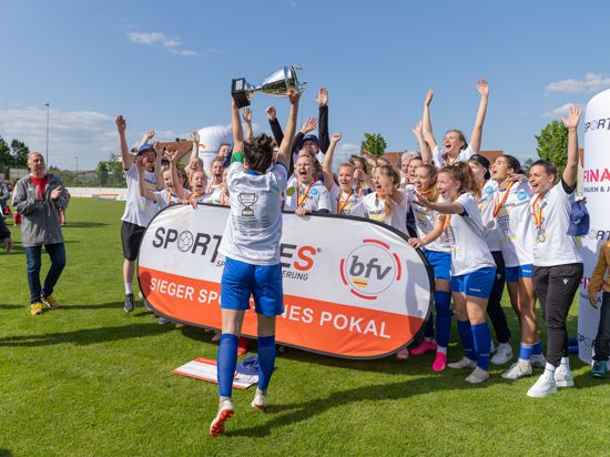 Die Frauen des Karlsruher SC jubeln über den sechsten Sieg im Verbandspokal in Folge.