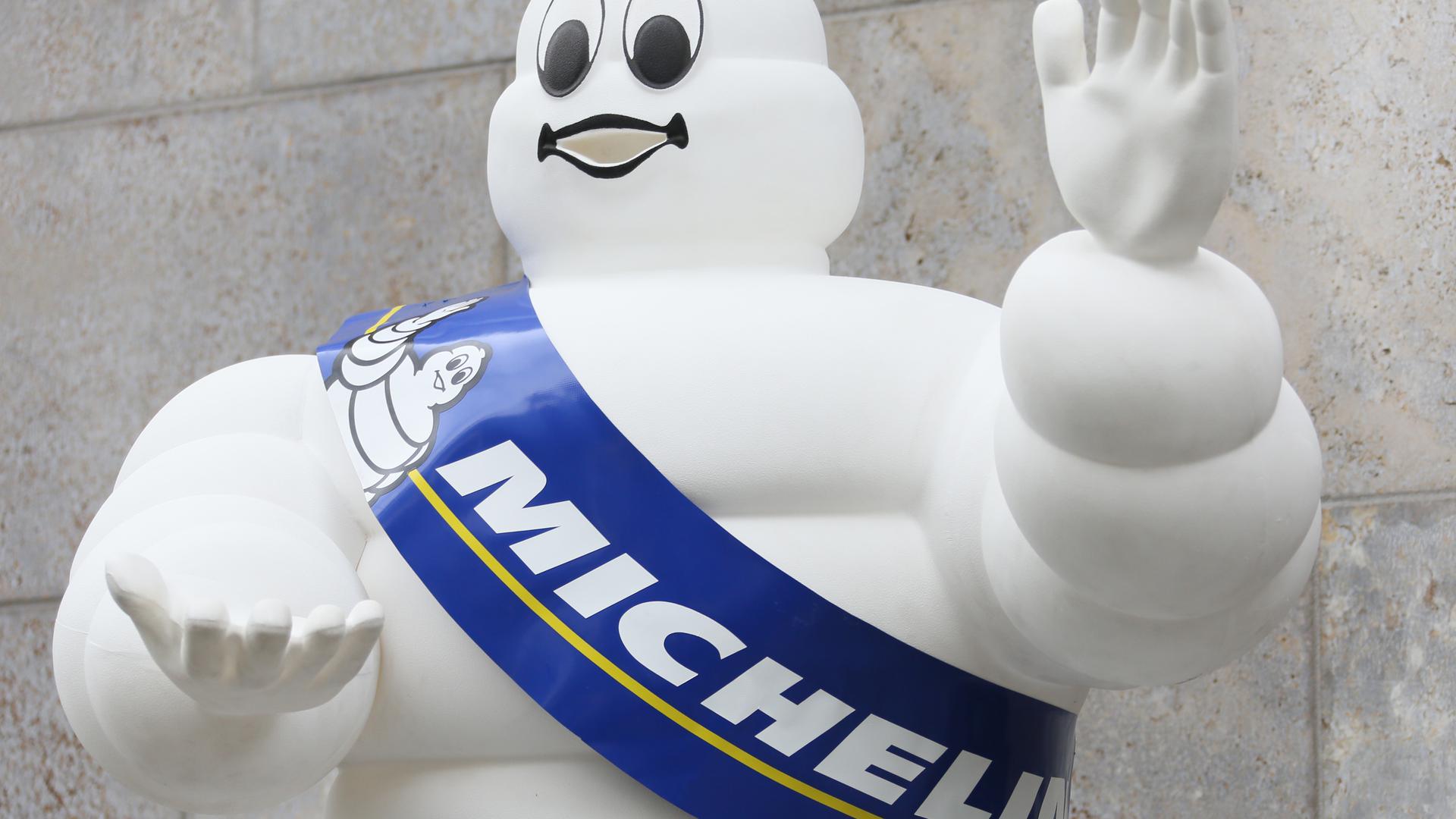 Das Michelin-Männchen steht am 07.11.2012 in Berlin. Das Unternehmen veröffentlicht am 25.07.2013 die Zahlen des zweiten Quartals. Foto: Stephanie Pilick/dpa +++ dpa-Bildfunk +++