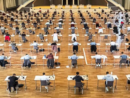 Nur zur Miete: Bis zu 249 Studenten des KIT schreiben in der Schwarzwaldhalle ihre Klausuren – mit ausreichend Sicherheitsabstand zueinander.