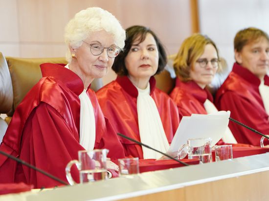 Der Zweite Senat des Bundesverfassungsgerichts mit Vizepräsidentin Doris König, Sibylle Kessal-Wulf, Astrid Wallrabenstein und Thomas Offenloch sitzt im Verhandlungssaal des Bundesverfassungsgerichts. 