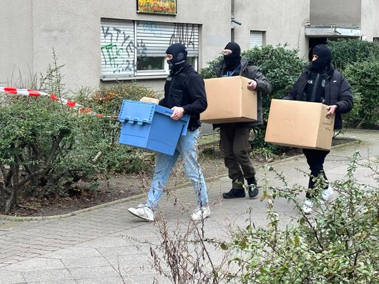 Ermittler gehen mit Kisten und Kartons in das Wohnhaus der früheren RAF-Terroristin Daniela Klette. Die Berliner Polizei hat ihren Einsatz in der Wohnung der festgenommenen früheren RAF-Terroristin Daniela Klette fortgesetzt. 