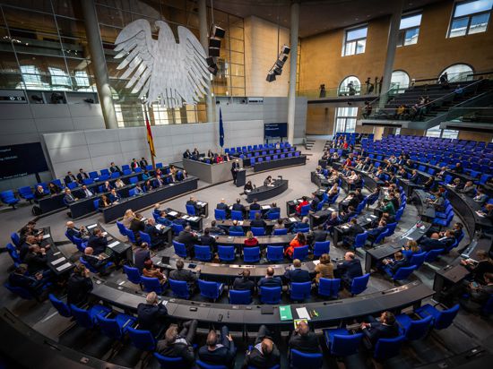 Ein Blick in den Plenarsaal des Deutschen Bundestags im Berliner Reichstagsgebäude.