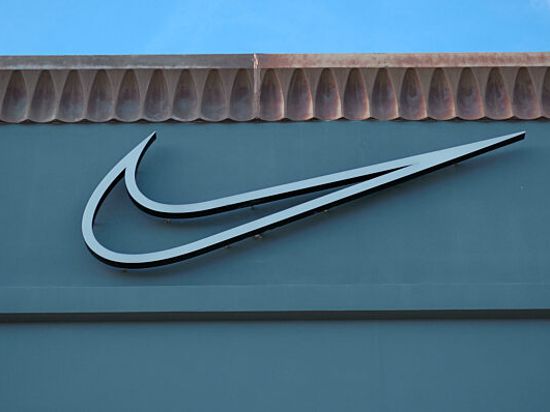 Der Nike-Swoosh wird ab 2027 die Trikots der DFB-Mannschaften schmücken. Die drei Streifen haben dann ausgedient.