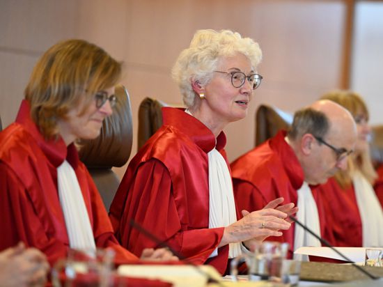 Der Zweite Senat des Bundesverfassungsgerichts mit Astrid Wallrabenstein, der Vorsitzenden Doris König und Ulrich Maidowski, eröffnet die mündliche Verhandlung über die Wahlrechtsreform der Ampel-Koalition. 