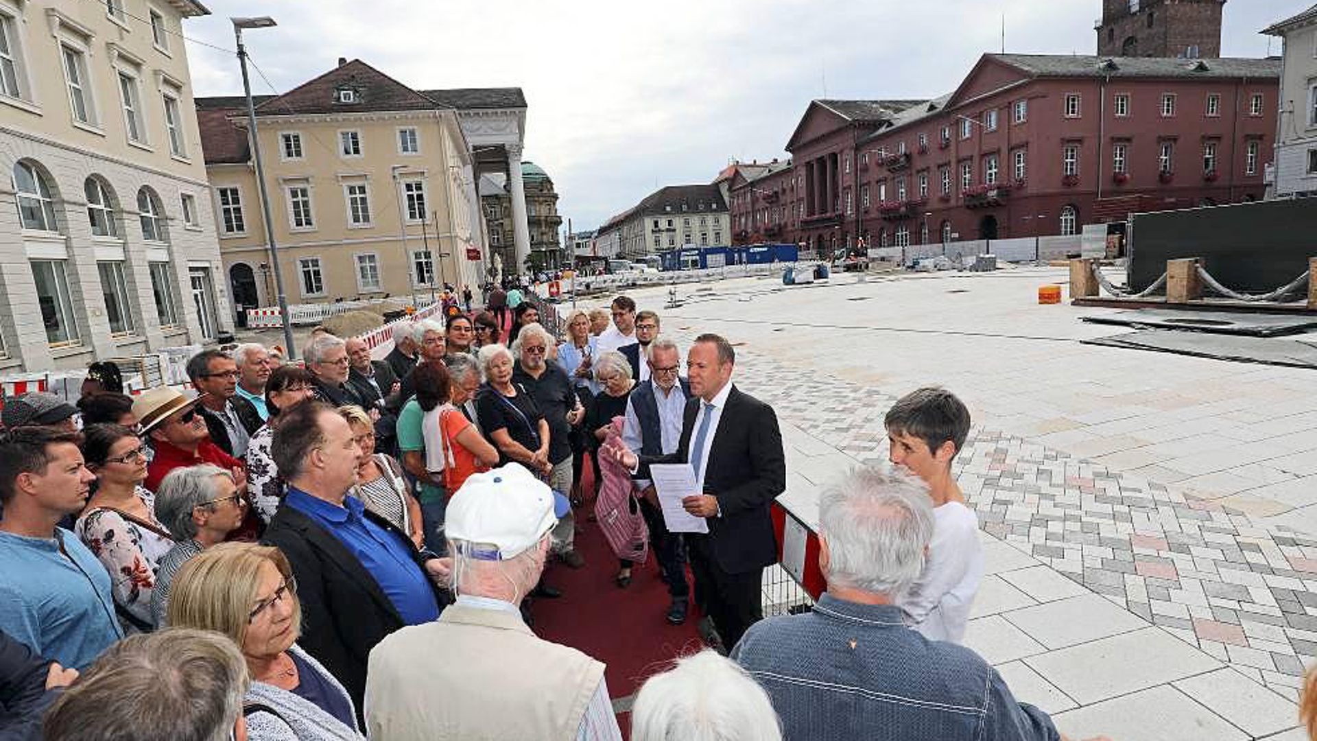 Die Gestaltung des Marktplatzes diskutiert Baubürgermeister Fluhrer (Mitte) mit zahlreich erschienenen Bürgern.