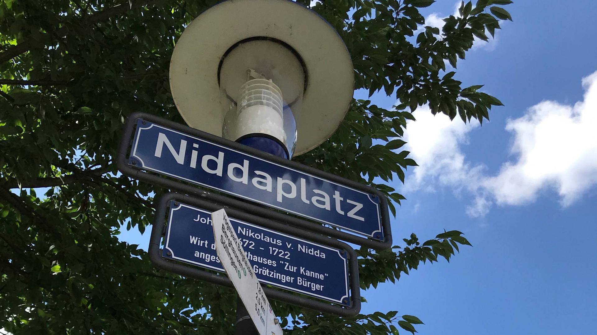 Niddaplatz Wanderwegweiser