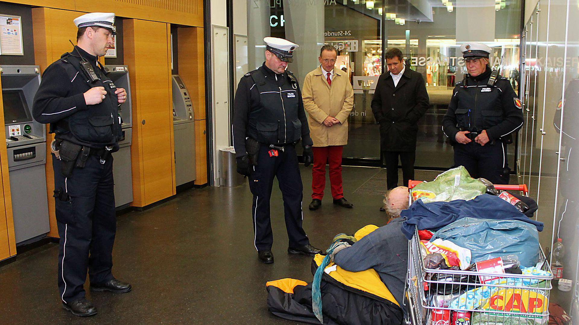 Auch mit Obdachlosen hatte es Ordnungsamtsleiter Björn Weiße (zweiter von links) in 13 Jahren im Amt zu tun. Jetzt verlässt er Karlsruhe.
