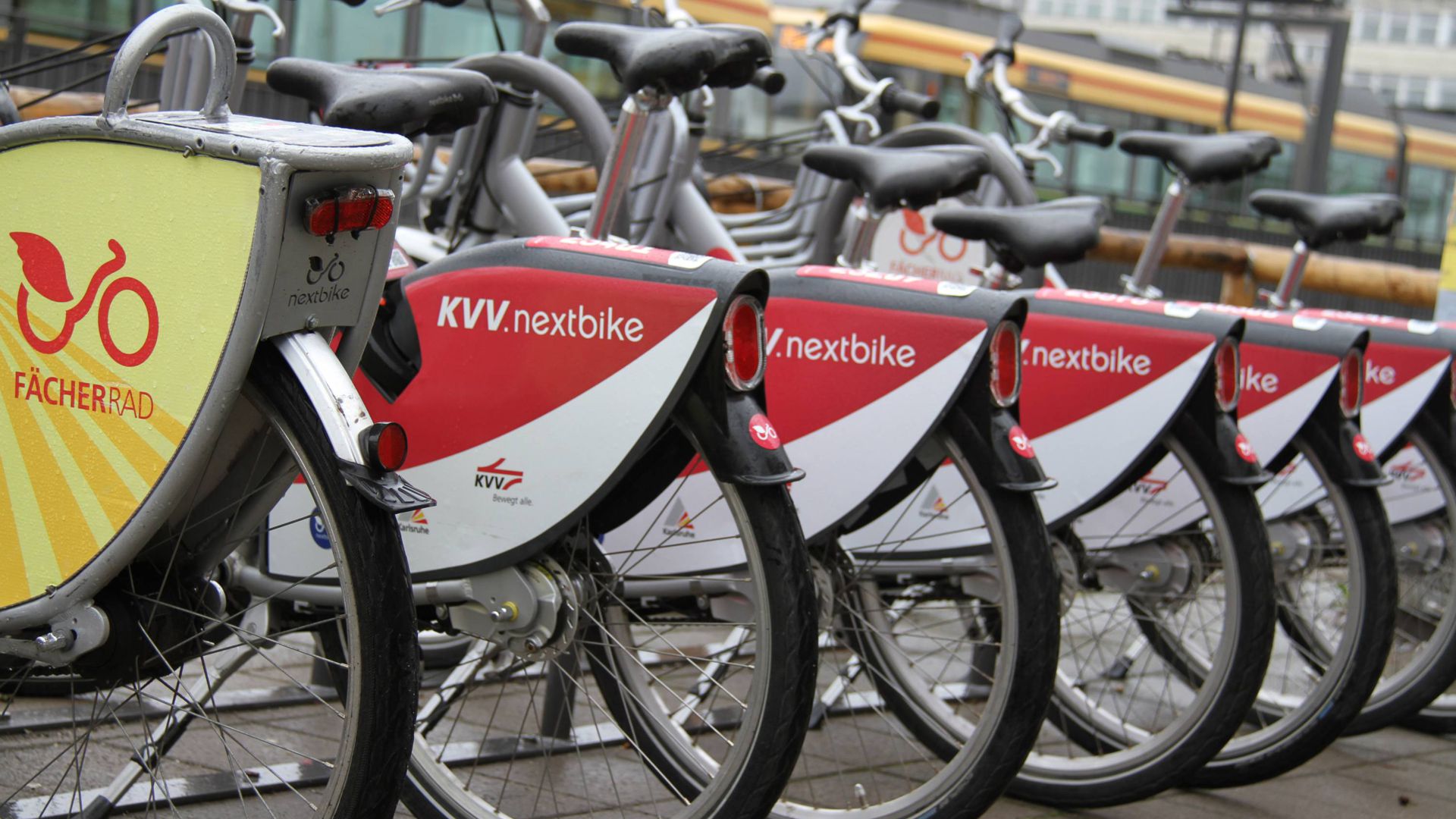Aus „Fächerrad“ wird „KVV.nextbike“: Am 18. März startet der Karlsruher Verkehrsverbund sein Fahrradverleihsystem. Die ersten Räder wurde am Freitag, 15.3.2019, im Karlsruher Stadtgebiet aufgestellt 