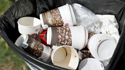 ARCHIV - Benutzte Einweg-Kaffeebecher liegen am 20.04.2017 in einem Papierkorb in Leipzig (Sachsen). Foto: Jan Woitas/dpa-Zentralbild/ZB (zu dpa-Korr «Wegwerfmentalität bei Kaffeebechern hält sich hartnäckig» vom 23.05.2017) Foto: Jan Woitas/dpa-Zentralbild/dpa +++(c) dpa - Bildfunk+++ | Verwendung weltweit
