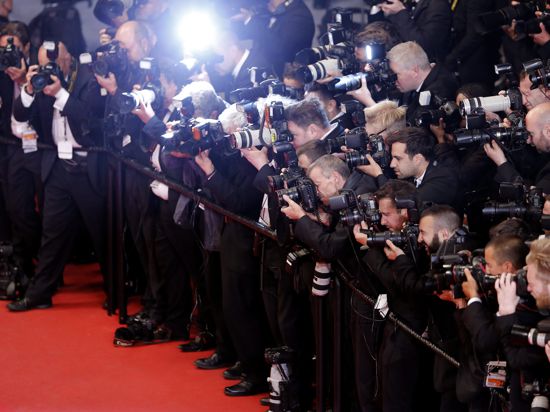 epa04750426 Photographers line the red carpet as guests for the screening of 'The Lobster' during the 68th annual Cannes Film Festival, in Cannes, France, 15 May 2015. The movie is presented in the Official Competition of the festival which runs from 13 to 24 May. EPA/SEBASTIEN NOGIER ++ +++ dpa-Bildfunk +++