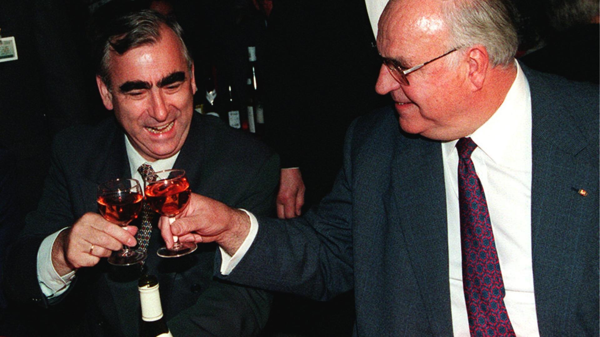 Helmut Kohl und Theo Waigel stoßen beim CDU-Bundesparteitag 1995 in Karlsruhe an. 