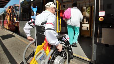 Eine Rollstuhlfahrer fährt am 20.08.2015 in Köln (Nordrhein-Westfalen) an einer Haltestelle in eine Straßenbahn. 