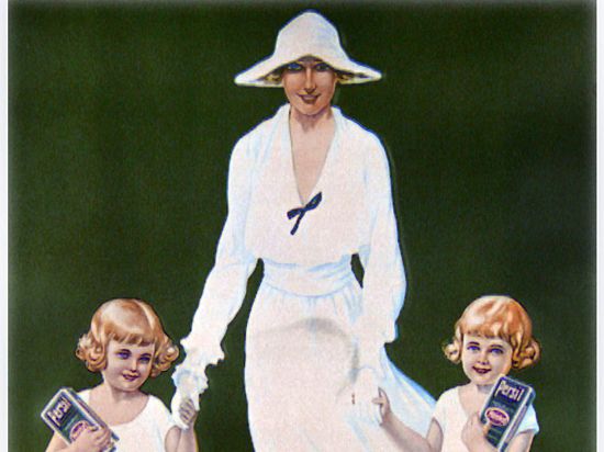 Die blütenweiße Persil-Dame aus der historischen Werbung - hier mit engelhafter Begleitung in Gestalt zweier Mädchen.