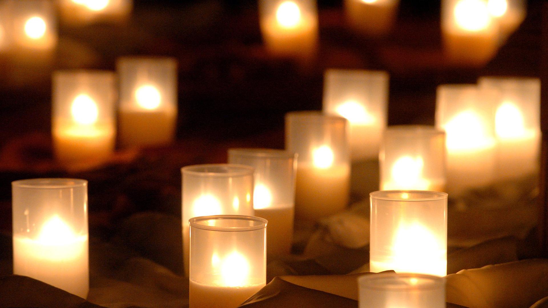 Kerzen brennen im Erfurter Mariendom bei der "Nacht der Lichter".