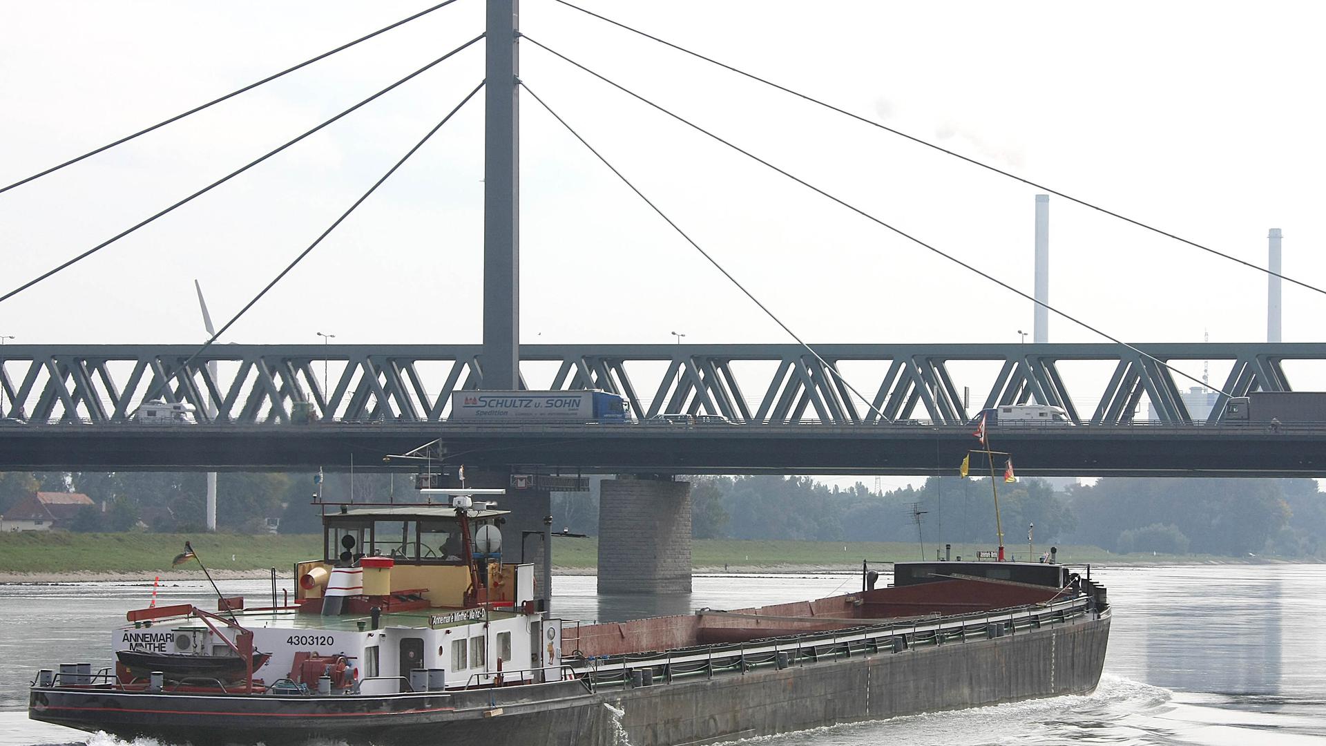 Rheinbrücke mit Verkehr und Schifffahrt.