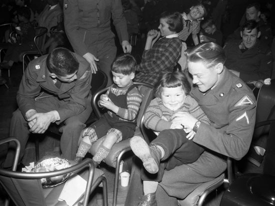 Essen und spielen mit GIs: In der Nachkriegszeit luden die US-Streitkräfte in Karlsruhe regelmäßig bedürftige Kinder zu großen Feiern ein.  Dieses Bild zeigt das Erntedankfest 1956 mit Kindern aus dem Sybelheim.