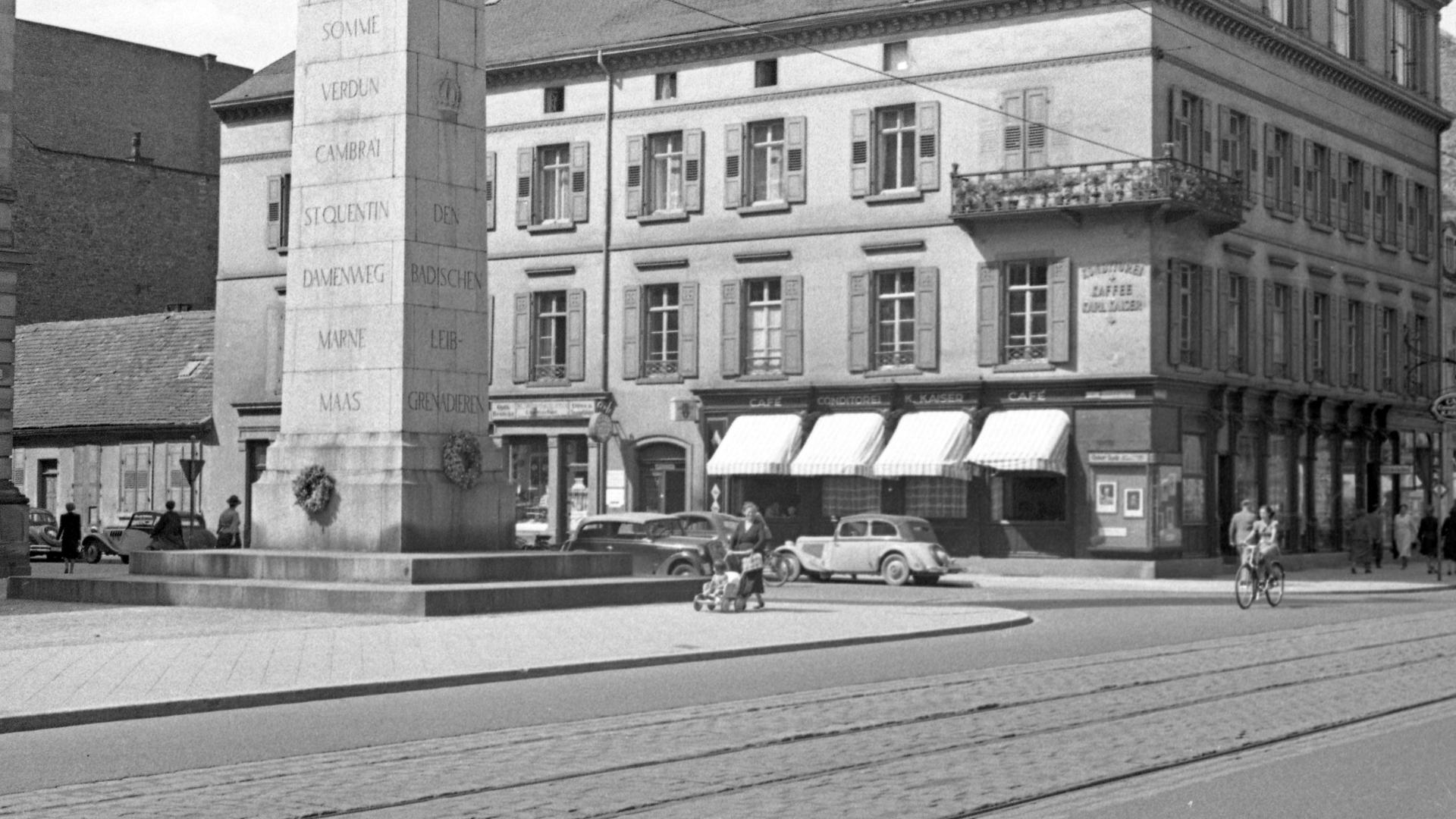 Straßenbild aus Karlsruhe, aufgenommen Mitte der 1950er Jahre