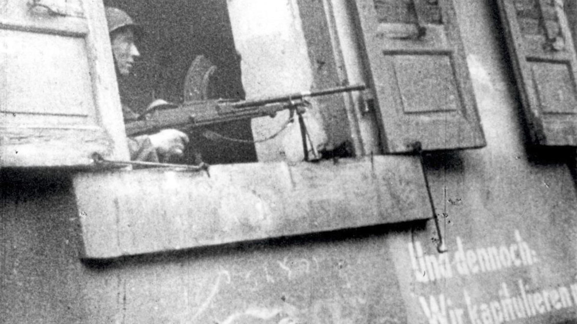 In Karlsruhe ging am 4. April 1945 der Krieg zu Ende. „Und dennoch: Wir kapitulieren nicht“ stand auf der Wand eines Hauses in der Kaiserstraße. Der MG-Schütze im Fenster war allerdings ein Franzose.