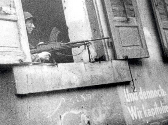 In Karlsruhe ging am 4. April 1945 der Krieg zu Ende. „Und dennoch: Wir kapitulieren nicht“ stand auf der Wand eines Hauses in der Kaiserstraße. Der MG-Schütze im Fenster war allerdings ein Franzose.