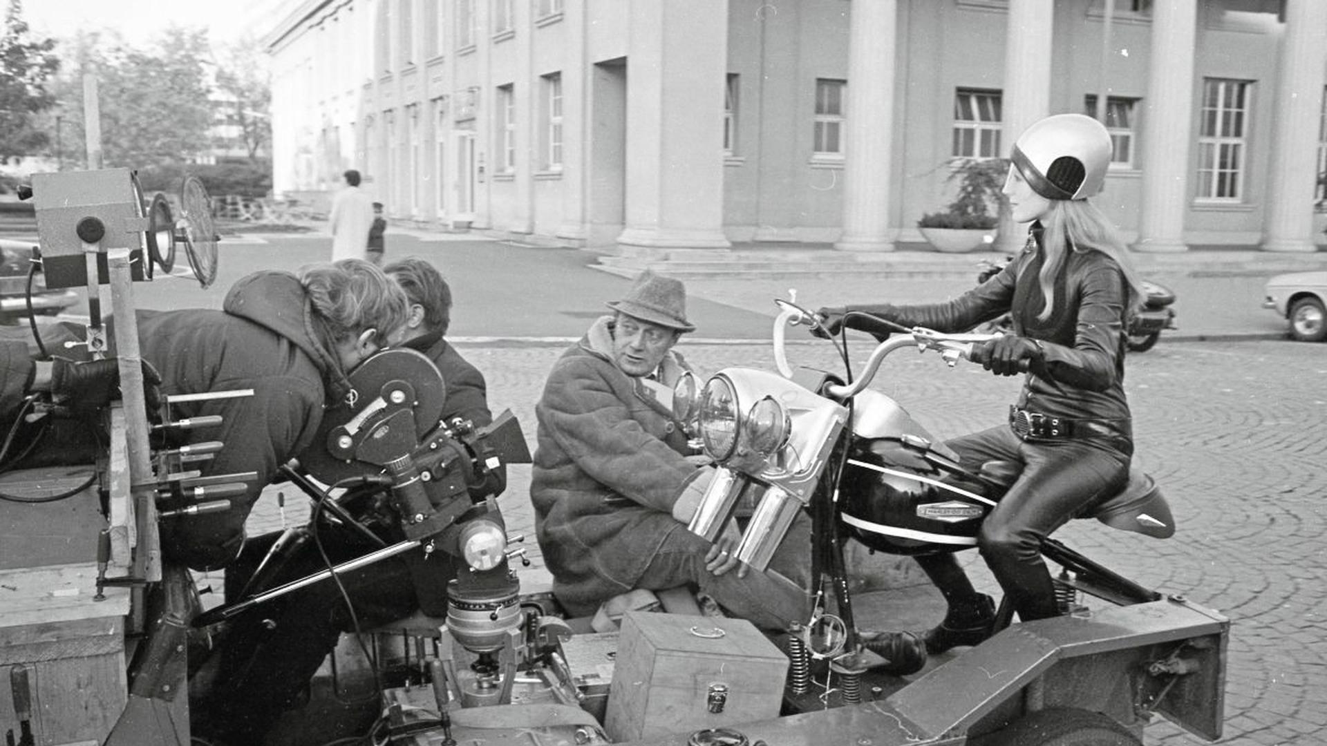 Marianne Faithfull bei den Dreharbeiten zum Film "Nackt unter Leder"