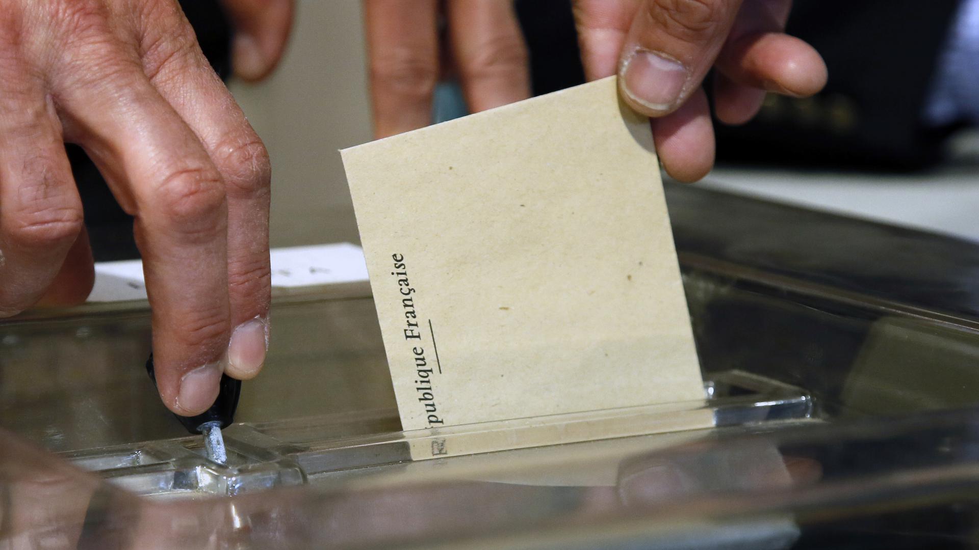 Ein Mann gibt bei der Präsidentschaftswahl in Frankreich am 23.04.2017 in einem Wahllokal in Tulle (Frankreich) seine Stimme ab. Insgesamt treten in der ersten Runde der Präsidentschaftswahl elf Kandidaten an. Foto: Bob Edme/AP/dpa +++ dpa-Bildfunk +++