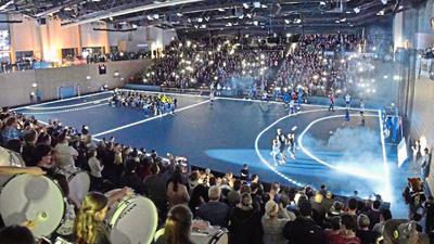 Boden-Effekte: In der Dresdner Ballsport-Arena liegt ein LED-Glasboden, auf dem das gewünschte Spielfeld per Touchscreen eingeblendet wird.