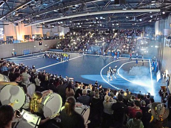 Boden-Effekte: In der Dresdner Ballsport-Arena liegt ein LED-Glasboden, auf dem das gewünschte Spielfeld per Touchscreen eingeblendet wird.