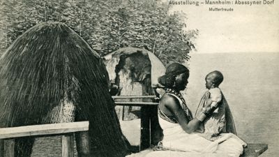 Eine alte Postkarte zeigt eine Mutter und ein Kind aus dem heutigen Äthiopien bei einer Völkerschau in Mannheim.
