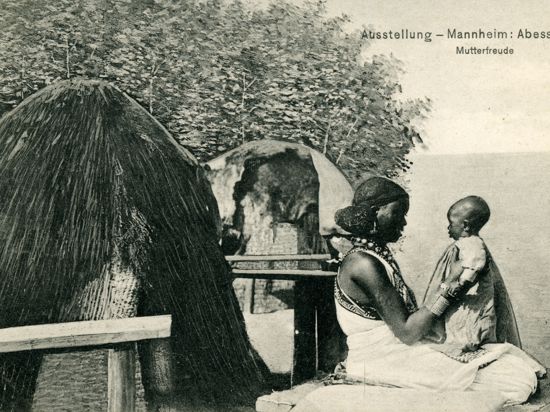 Eine alte Postkarte zeigt eine Mutter und ein Kind aus dem heutigen Äthiopien bei einer Völkerschau in Mannheim.