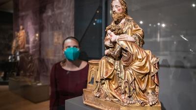 Sehr gut erhalten sind diese Figuren aus Nussbaumholz, die um 1420 am Oberrhein entstanden sind und Christus und Johannes zeigen. 