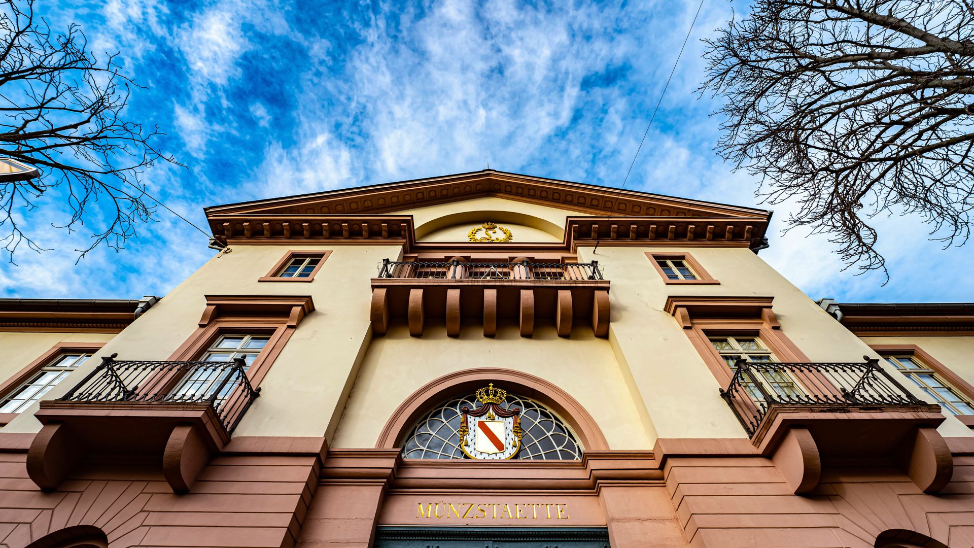 Die Münzstätte Karlsruhe ist seit 1827 in einem wunderschönen klassizistischen Gebäude von Friedrich Weinbrenner untergebracht. Sie wurde damals errichtet, um die Münzen des Großherzogtums Baden zu prägen. 