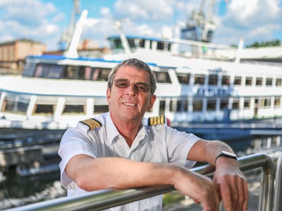 Klaus Focke ist Kapitän der „Karlsruhe“, die vom Rheinhafen aus ihre Fahrten unternimmt. Am liebsten fährt er in Richtung Süden: „Da kommt immer ein echtes Urlaubsfeeling auf“. 