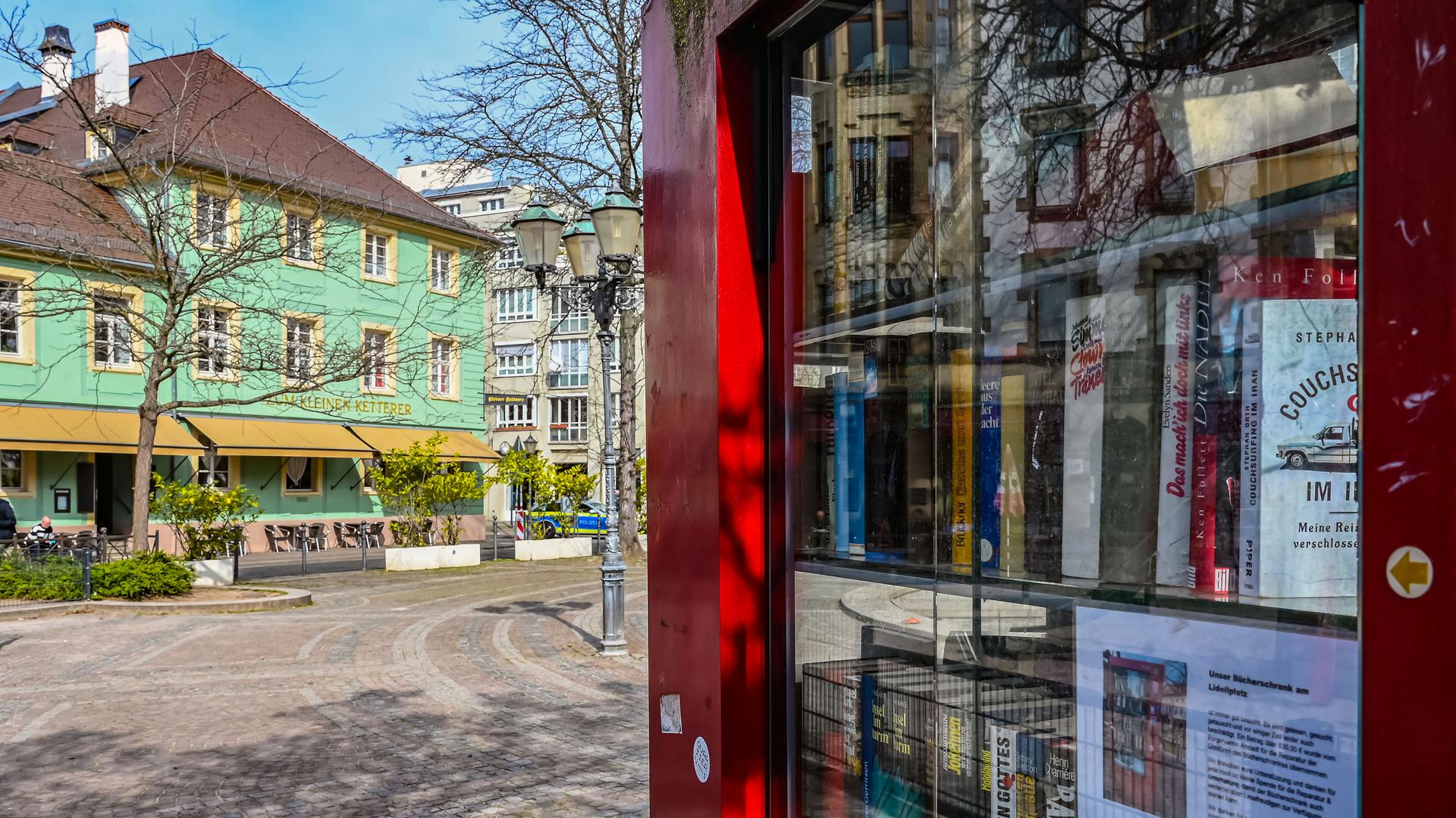 Der Lidellplatz ist für viele Karlsruher einer der schönsten Plätze der Stadt. Der kleine dreieckige Platz in der Innenstadt mit familiärem Flair ist ein echtes Kleinod abseits des Trubels.