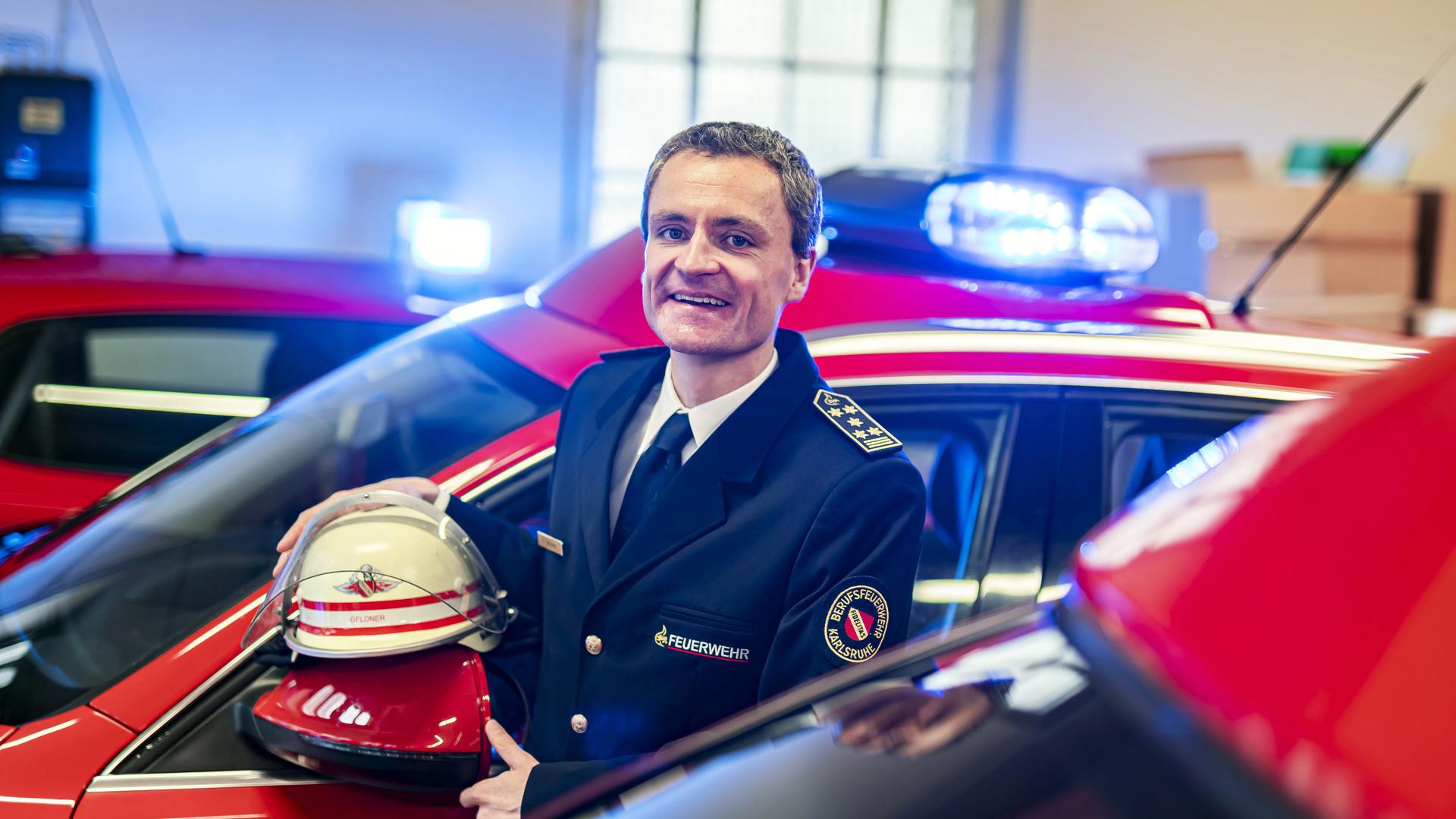 Schon als Kind wolle Florian Geldner Feuerwehrmann werden. Er ist Leiter der Branddirektion Karlsruhe und damit auch Kommandant der Berufs- und der 16 Abteilungen der Freiwilligen Feuerwehr in der Fächerstadt. 