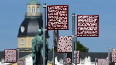 Mit einem ungewöhn­li­chen Kunstwerk unter­streicht die Stadt­ ­Karls­ruhe ihre Bedeutung als deutsche „Haupt­stadt des Rechts“: Am 2. Oktober 2005 wurde der „Platz der Grund­rech­te“ eingeweiht, ein Kunstwerk von Jochen Gerz für den öffent­li­chen Raum: