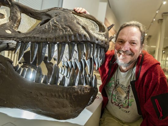 Dinos unter sich: Eberhard „Dino“ Frey ist einer der bekanntesten Saurier-Forscher der Welt. Hier sieht man ihn im Staatlichen Museum für Naturkunde in Karlsruhe neben dem Schädelabguss eines Tyrannosaurus rex. 
