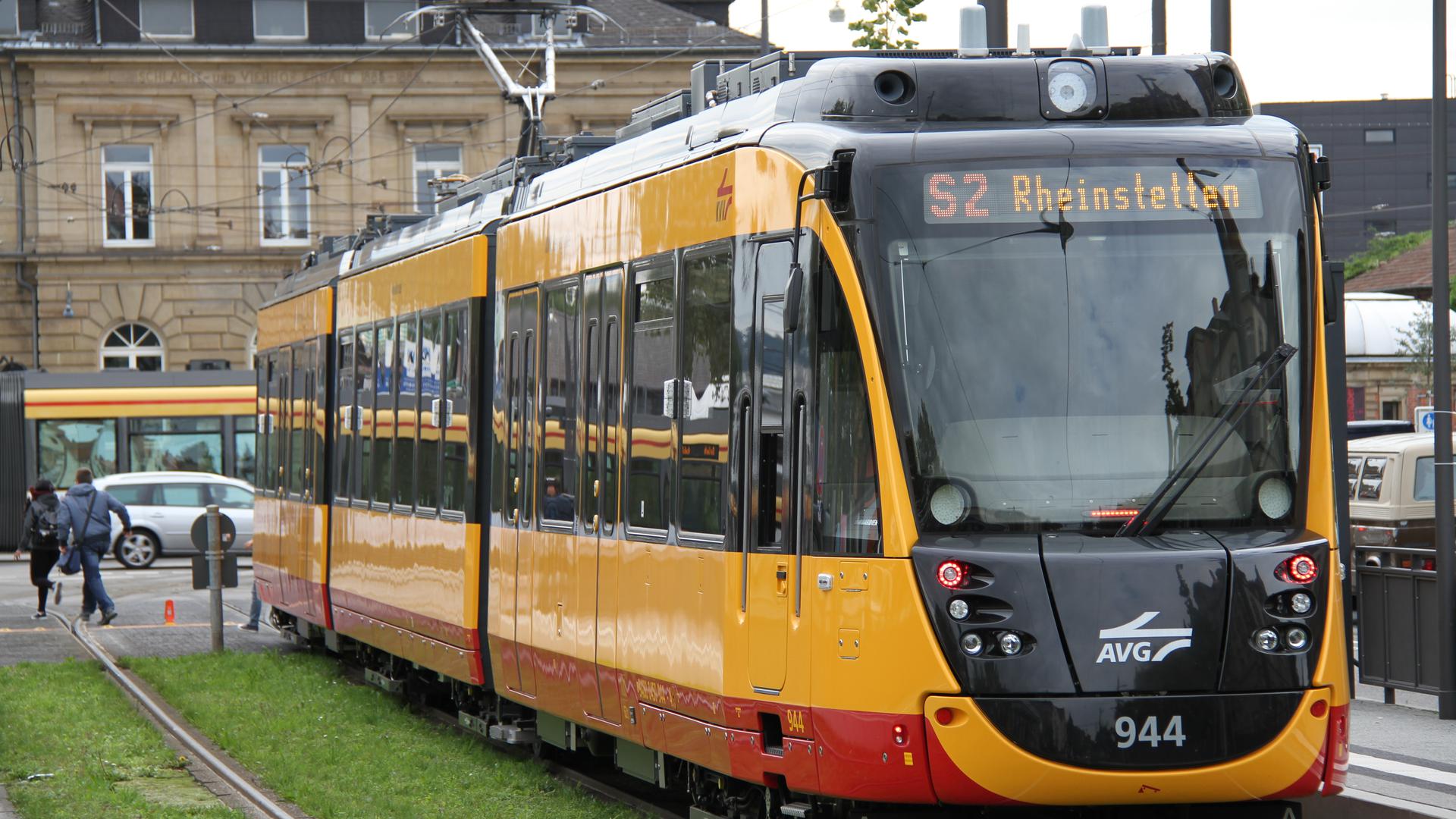 Eine Straßenbahn der Linie S2 fährt in Karlsruhe. (Symbolbild)