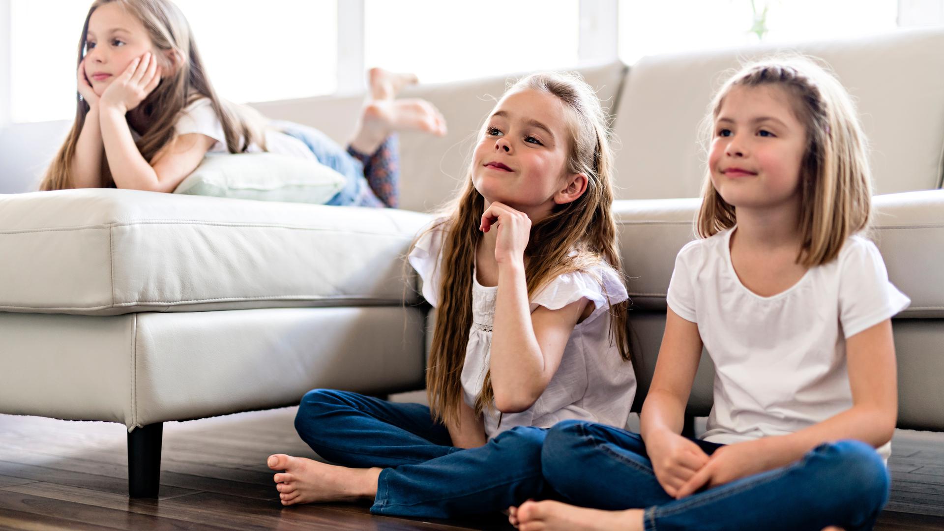 Drei Mädchen schauen Fernsehen