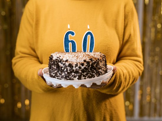 Frau mit Geburtstagstorte zum 60.