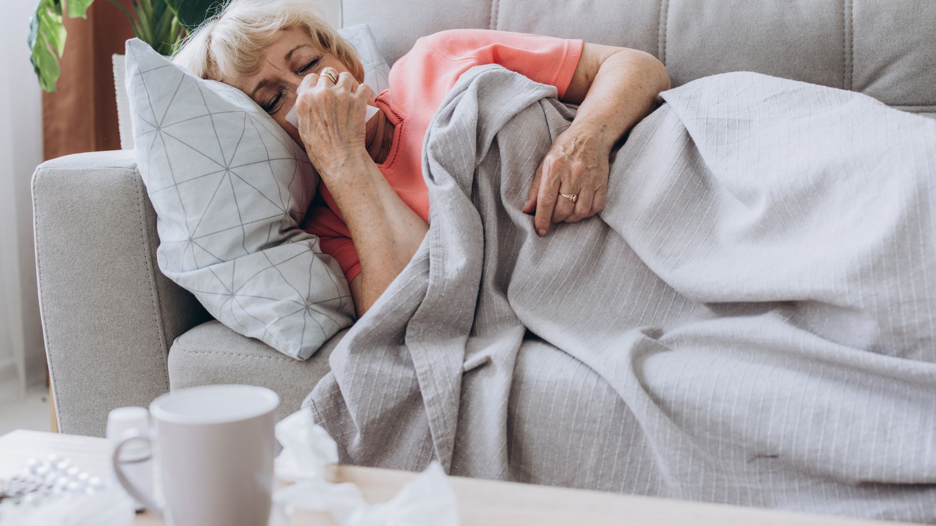 Fieber, Halsschmerzen sowie heftigen Kopf-, Muskel- und Gliederschmerzen gehören zu den typischen Symptome der Grippe.