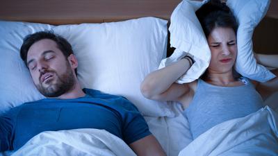 Schnarchender Mann stört Partnerin beim Schlafen.