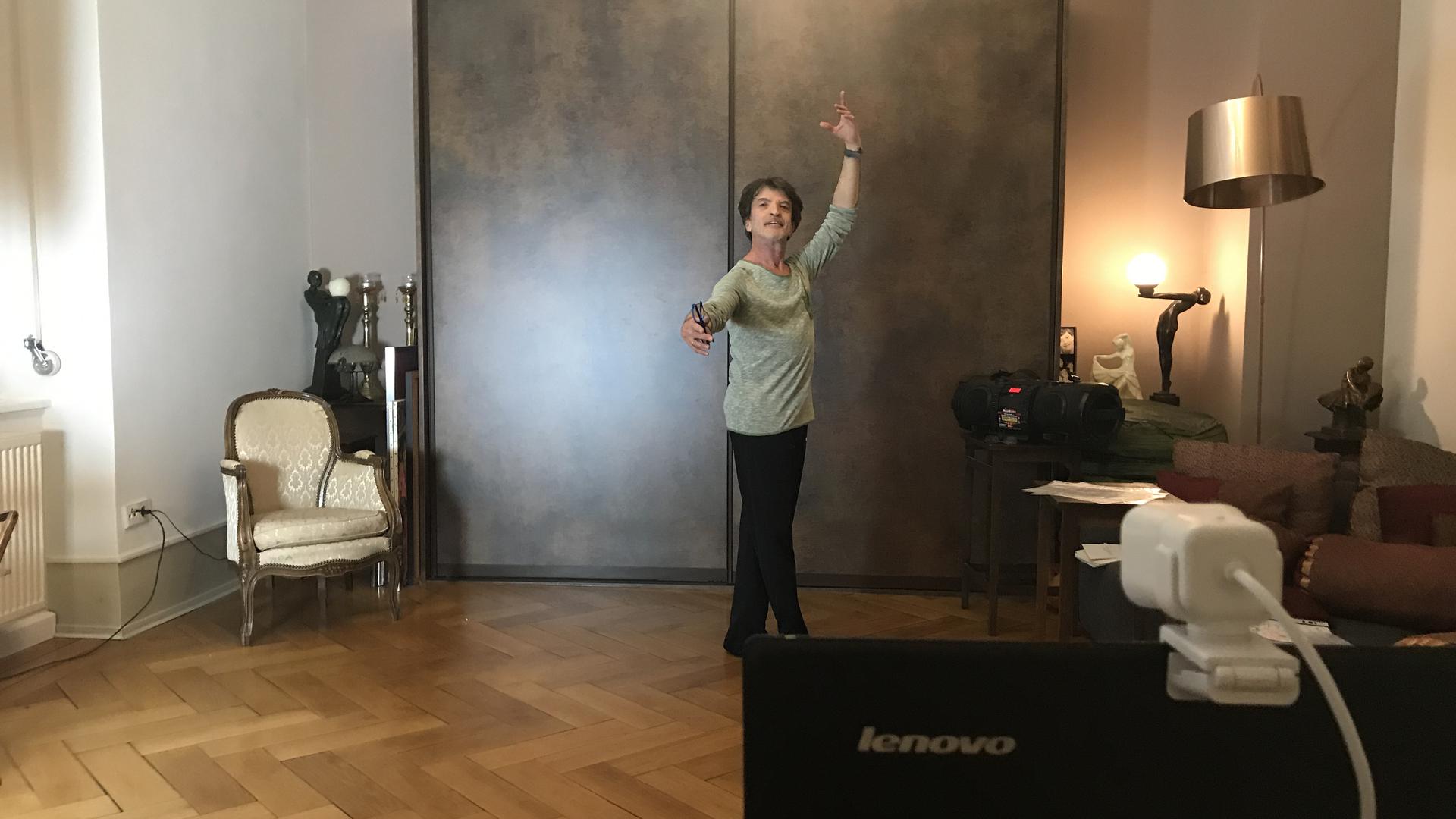 Das Wohnzimmer bleibt das Tanzstudio: Francis Meylemans macht seinen Ballettunterricht im eigenen Zuhause, genau wie seine Schüler. Wann er sie wieder persönlich im Studio in Ettlingen empfangen darf, ist unklar.
