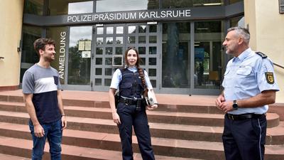 Nachwuchskräfte werden auch im Polizeipräsidium Karlsruhe gebraucht: Sebastian Bonning (links) und Clara Menke sind Polizeianwärter. Menschen wie sie will Jürgen Schöfer (rechts) für den Beruf begeistern. Das Corona-Jahr hat ihm das erschwert.
