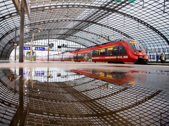 Ein Regionalzug verlässt den Berliner Hauptbahnhof.