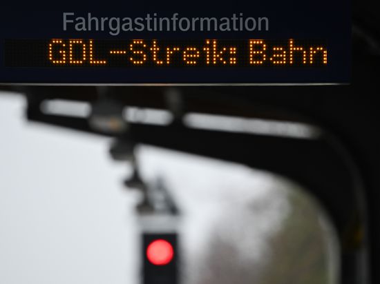 Der Hinweis „GDL-Streik“ leuchtet auf der Fahrgastinformationsanzeige in einem Bahnhof auf.