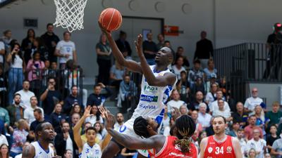 Am Ball: Bakary Dibba (PSK Lions) gegen die Würzburg Baskets
