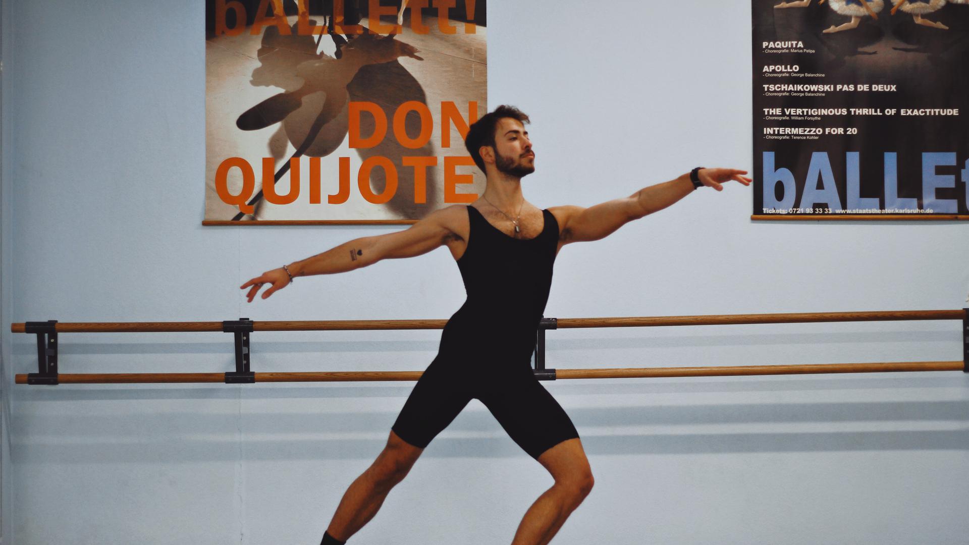 Immer in Bewegung: Normalerweise tanzt Baris Comak vor Publikum. Für den Ballettabend „Zukunft Choreografie“ wechselt er die Perspektiven, ist Choreograf, Videograf und moderiert eine Talkshow.