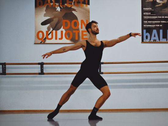 Immer in Bewegung: Normalerweise tanzt Baris Comak vor Publikum. Für den Ballettabend „Zukunft Choreografie“ wechselt er die Perspektiven, ist Choreograf, Videograf und moderiert eine Talkshow.
