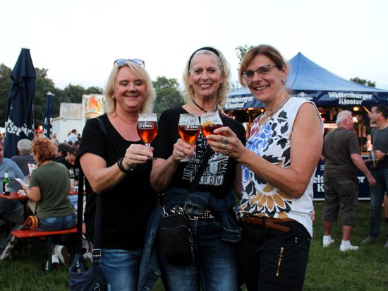 Christine (von links), Britta und Karin halten jeweils ein Glas belgisches Kirschbier in der Hand.