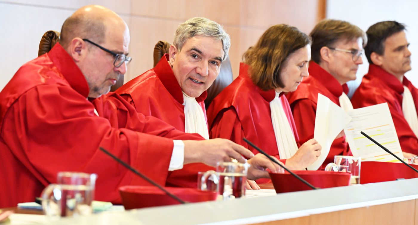 Der Erste Senat des Bundesverfassungsgerichts Karlsruhe um seinen Vorsitzenden Prof. Dr. Stephan Harbarth (Zweiter von links). 
